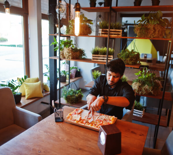 Waratah Hills Winery (5 min); Long John Pickles Café; Little Oberon.